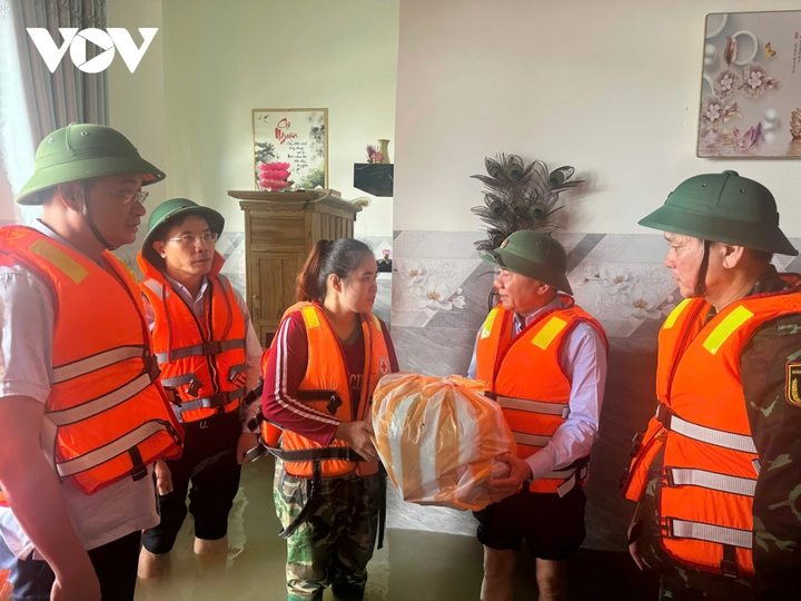 Thường trực Ban Bí thư Trần Cẩm Tú tặng quà người dân vùng lũ Đà Nẵng.