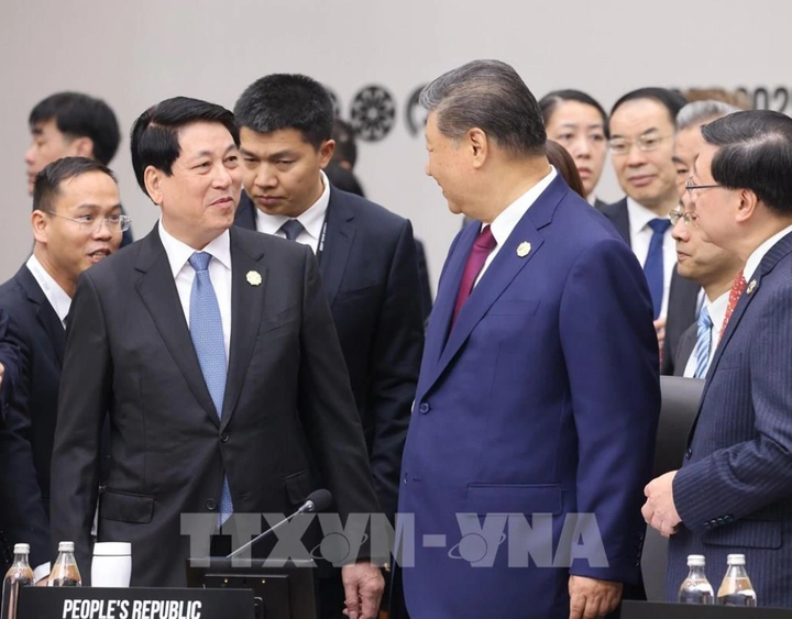 Chủ tịch nước Lương Cường với Tổng Bí thư, Chủ tịch Trung Quốc Tập Cận Bình tại Hội nghị Cấp cao Diễn đàn Hợp tác kinh tế châu Á - Thái Bình Dương (APEC) lần thứ 32. (Ảnh: Lâm Khánh - TTXVN)