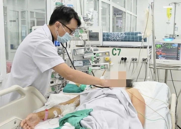 Người bệnh sốt xuất huyết điều trị tại Bệnh viện Bệnh Nhiệt đới Trung ương.