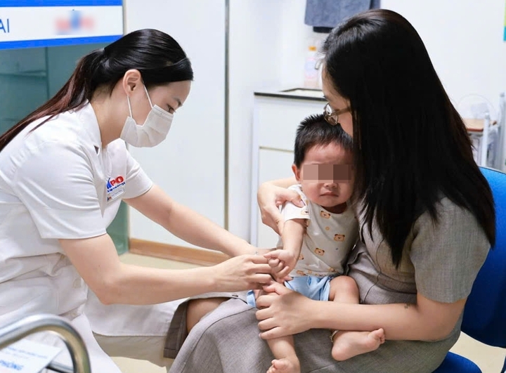 Trẻ tiêm vaccine phòng bệnh hô hấp. (Ảnh: Ngân Dương)