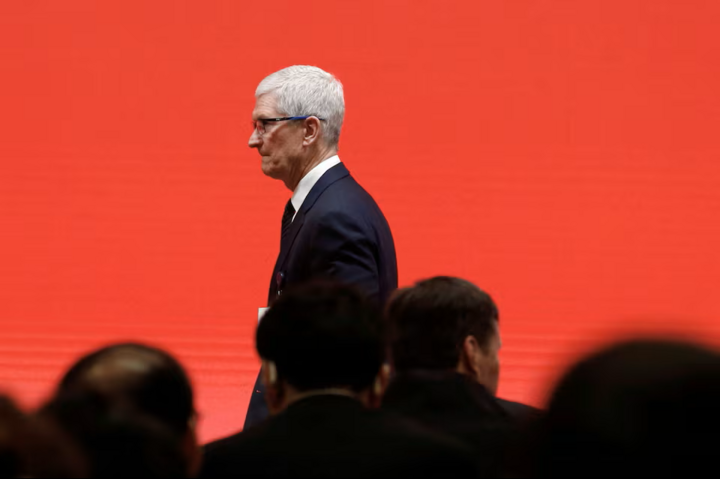 Apple CEO Tim Cook bezoekt een evenement in China in 2024. (Bron: Reuters)