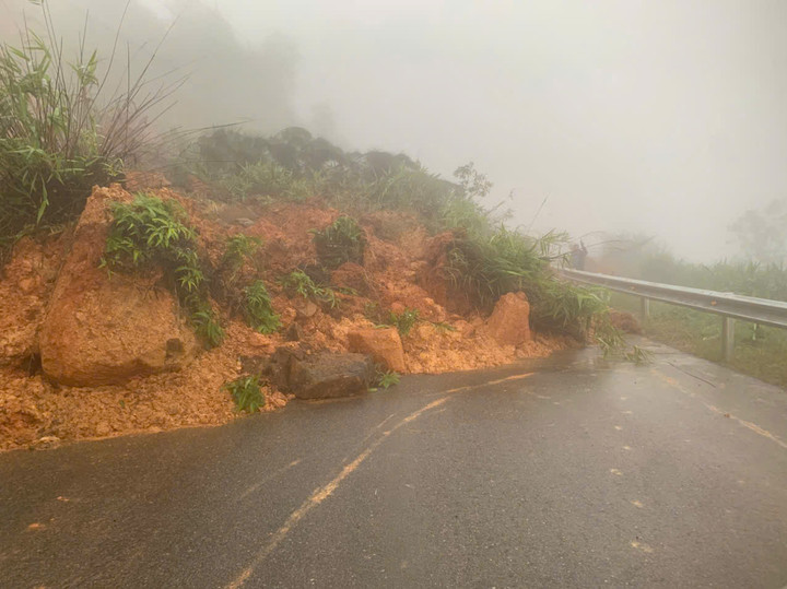 Sạt lở trên đèo Đại Ninh.