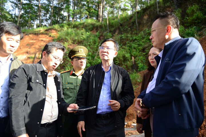 Ông Hồ Văn Mười, CHủ tịch UBND tỉnh Lâm Đồng (thứ 4 từ trái qua) nghe địa phương và cơ quan chức năng báo cáo tình hình tại điểm sạt lở trên đèo D'ran.