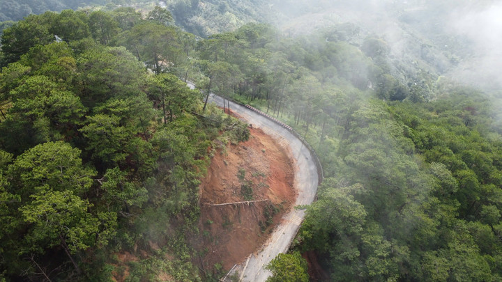 Sạt lở trên đèo D'ran những ngày qua khiến giao thông từ Khánh Hòa lên Đà Lạt gặp trở ngại.