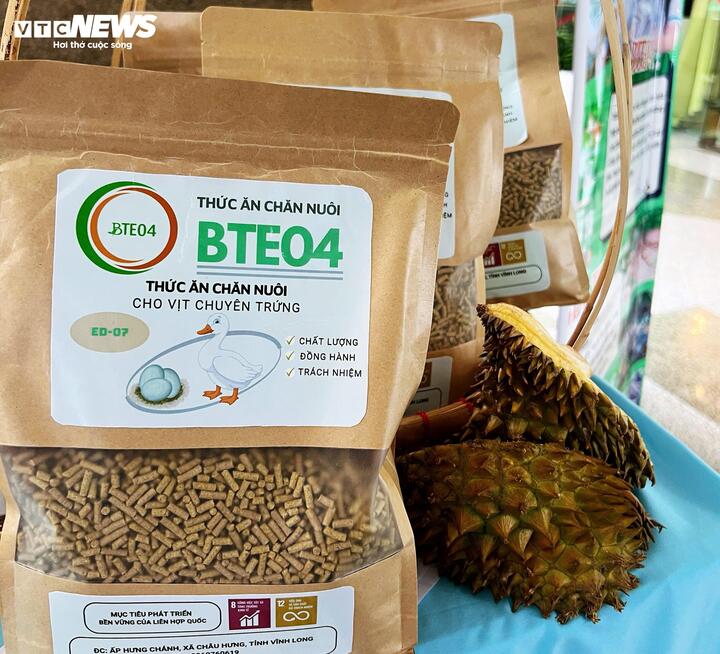 Thức ăn chăn nuôi cho vịt được làm từ vỏ sầu riêng.