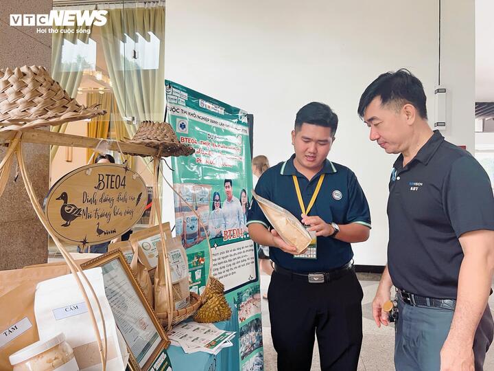 Sinh viên Võ Trần Anh Huy (bên trái) tại Vòng chung kết Cuộc thi Dự án Khởi nghiệp xanh 2025.