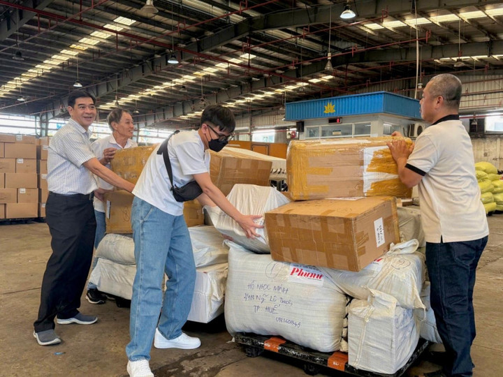 Lô hàng hỗ trợ đầu tiên được vận chuyển trên chuyến bay VN1376 trong ngày 31/10 và VN1366 ngày 1/11 từ TP.HCM đến Huế để chuyển tiếp đến các vùng bị ảnh hưởng của mưa lũ.