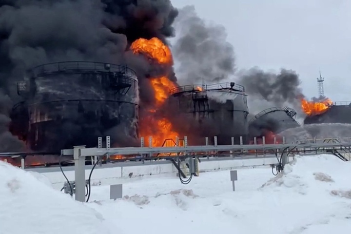 Lửa bốc lên tại một cơ sở chứa dầu ở Bryansk, Nga, sau vụ tấn công bằng máy bay không người lái mà Moscow cho là do Ukraine thực hiện hồi 19/1/2024. (Ảnh: Bộ Tình trạng Khẩn cấp Nga/Reuters.)