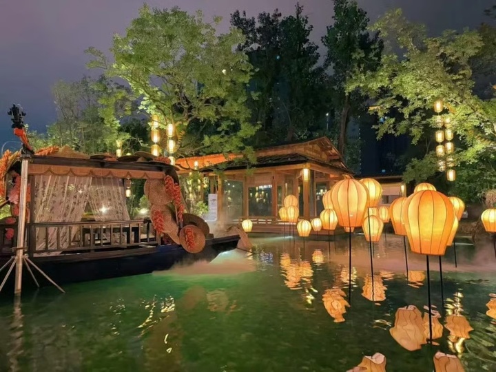 Nhà hàng được trang trí theo phong cách gợi nhớ đến một khu vườn Trung Quốc cổ. (Ảnh: Douyin)
