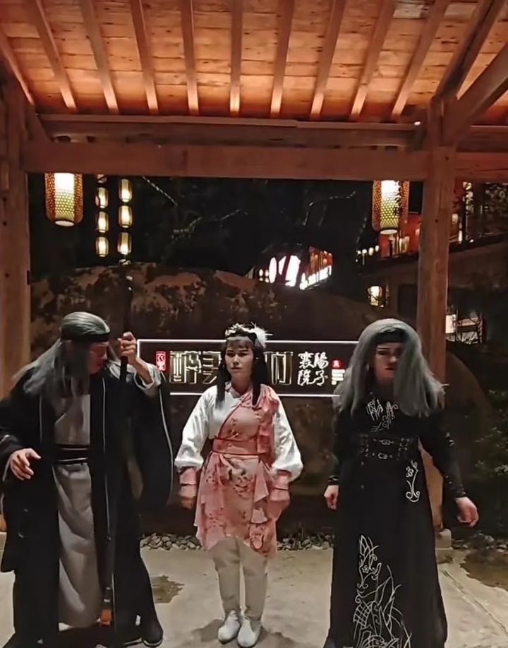 Khách hàng thích thú với tạo hình của các nhân vật.