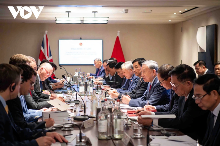 Tổng Bí thư Tô Lâm dự tọa đàm về công nghệ AI và chip bán dẫn tại Anh