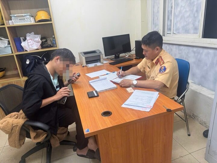 Đội CSGT số 3 lập biên bản với V.Q.