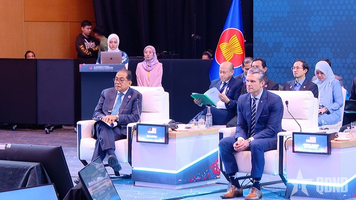 Bộ trưởng Chiến tranh Hoa Kỳ Pete Hegseth (ngồi bên phải) tại tiệc trà.