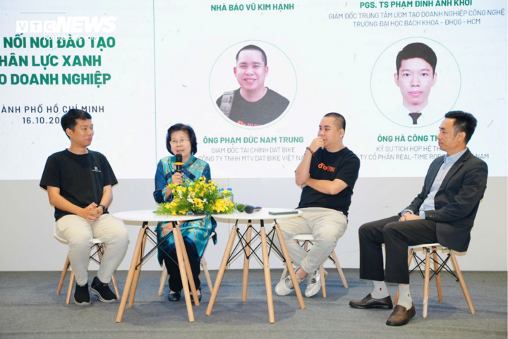 Ingenjör Ha Cong Thien (längst till vänster) i en presentationssession om att koppla samman gröna utbildningsplatser för personalresurser för företag.