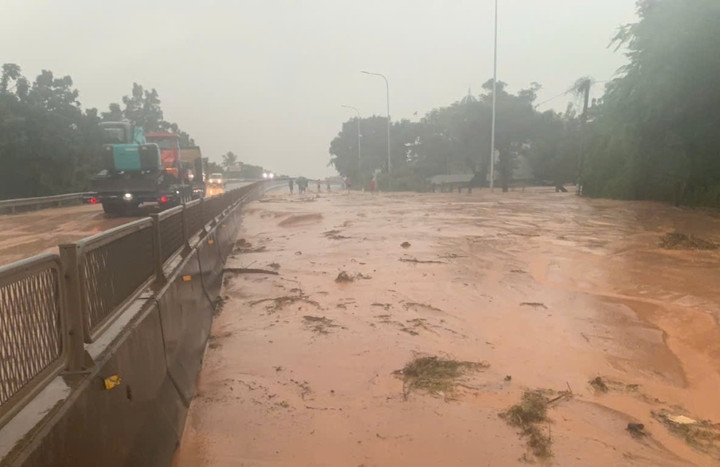 Lớp cát phủ dày trên mặt đường (ảnh: N.T)