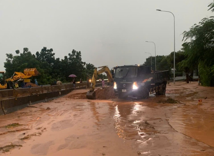 Xe múc có mặt tại hiện trường để hốt dọn.