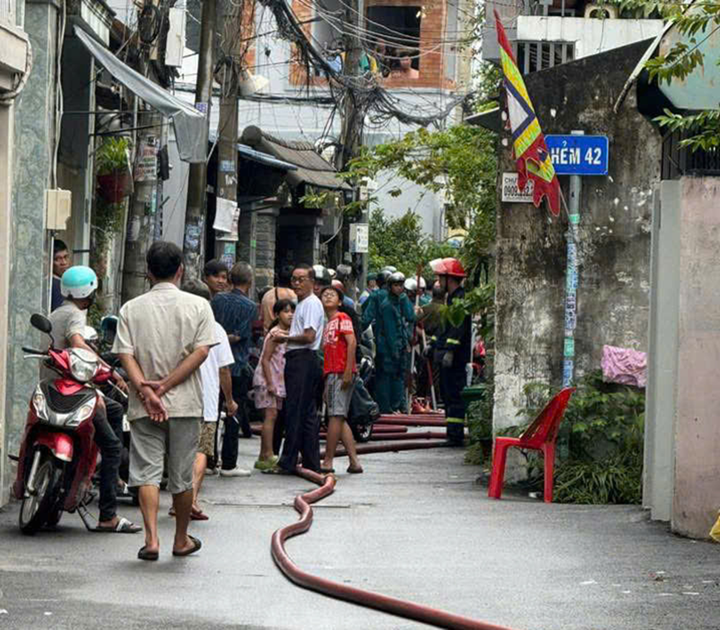 Lực lượng chức năng chữa cháy tại căn nhà người đàn ông cố thủ. (Ảnh: CACC)