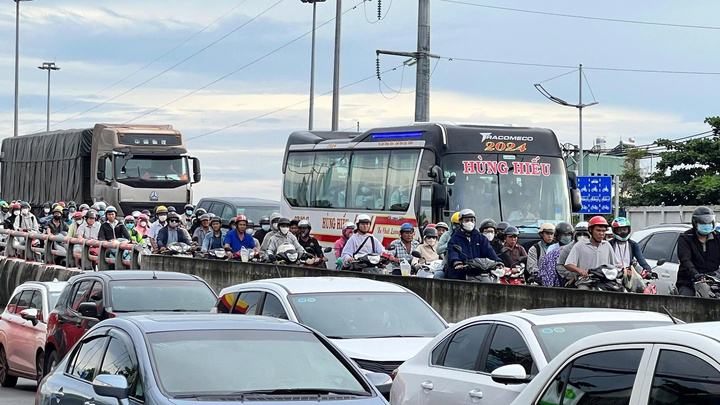 ທາງຫຼວງແຫ່ງຊາດ 1, ແຕ່ຖະໜົນກຽນດົ່ງຫວູເຖິງເສັ້ນຊາຍແດນແຂວງລອງອານເກົ່າ - ໄຕນິງ, ປະຈຸບັນແມ່ນຈຸດດຳຂອງການສັນຈອນຕິດຂັດຢູ່ປະຕູຕາເວັນຕົກຂອງນະຄອນ. (ພາບ: ອານແຄ)