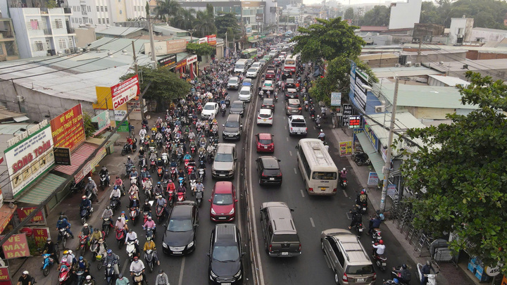ເສັ້ນທາງຫຼວງແຫ່ງຊາດ 13 ແມ່ນເສັ້ນທາງສັນຈອນຕົ້ນຕໍຢູ່ປະຕູທາງທິດຕາເວັນອອກສຽງເໜືອຂອງນະຄອນໂຮ່ຈີມິນ, ຍາມໃດກໍ່ຢູ່ໃນສະພາບທີ່ແອອັດ ແລະ ນໍ້າຖ້ວມໃນຍາມຝົນຕົກ ແລະ ນໍ້າໄຫຼແຮງ. (ພາບ: ອານແຄ)