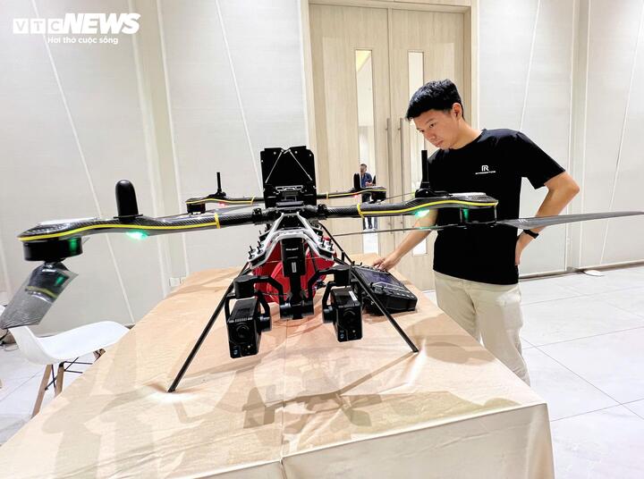 Ingenjör Ha Cong Thien kontrollerar drönare.