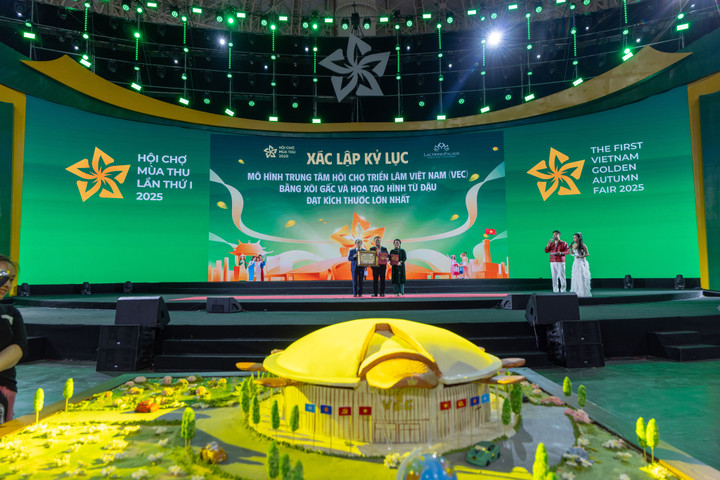 Lễ vinh danh xác lập kỷ lục Việt Nam tại Hội chợ mùa Thu lần thứ nhất 2025.
