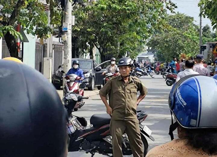 Rất đông người dân tụ tập xung quanh khu vực phát hiện vụ việc khiến lực lượng chức năng phải cử lực lượng đảm bảo an ninh trật tự. (Ảnh: H. Viễn)