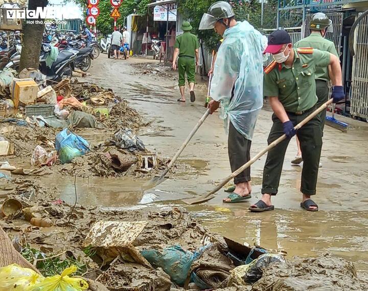 TP Huế đang khẩn trương khắc phục thiệt hại do trận lũ lịch sử gây nên, sớm ổn định đời sống cho người dân.