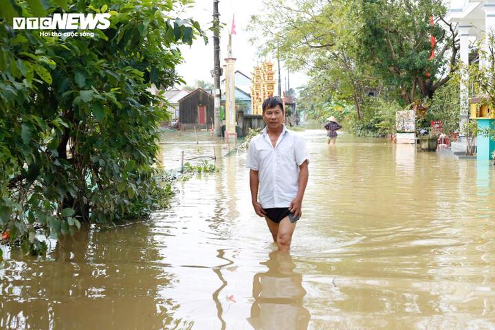 Hiện còn 8/40 xã phường ở TP Huế còn ngập từ 0,3 - 0,5 mét và có nơi sâu hơn.