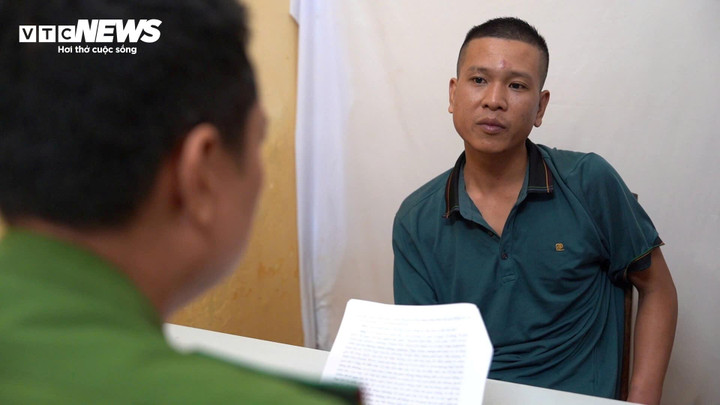 Cán bộ Công an TP Huế đang lấy lời khai của Lê Đức Hạnh