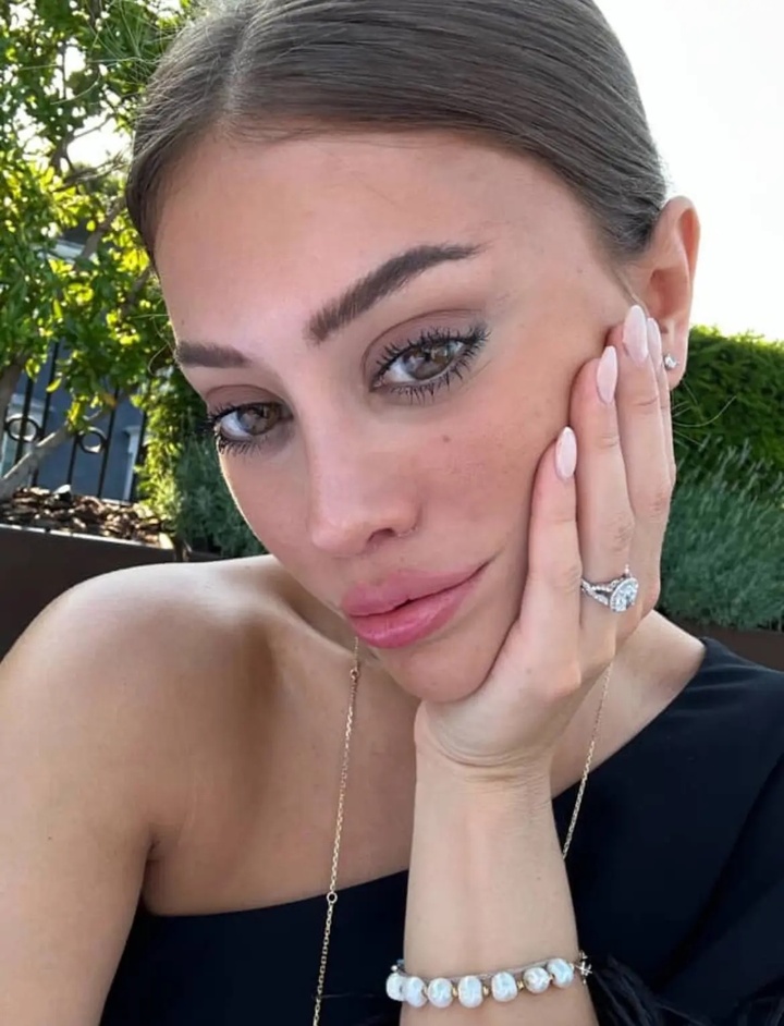 Cipryk khoe khuôn mặt tự tin cô đã làm ở Thổ Nhĩ Kỳ.