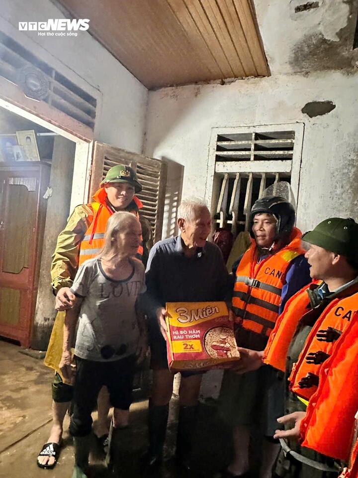 Nước lũ lên nhanh, lực lượng công an xã, dân quân và chính quyền địa phương hỗ trợ di dời người dân sơ tán.