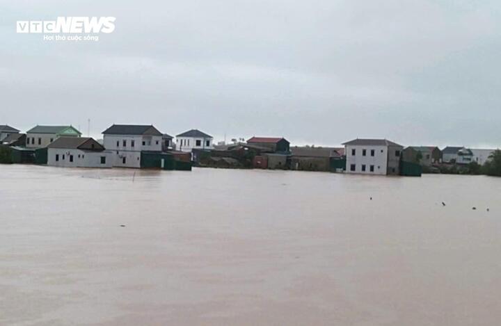 Theo thống kê ban đầu, các thôn bị ngập nặng nhất gồm Phương Trứ, Thống Nhất, có nơi ngập khoảng 2m. Việc di dời người dân được thực hiện ngay trong đêm. Tính đến sáng 1/11, địa phương đã hoàn thành di dời khoảng 1.400 người nằm trong khu vực ngập lụt đến nơi an toàn.