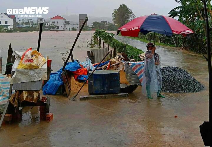 Ông Hoàng Văn Hiệp, Phó Chủ tịch UBND xã Cẩm Lạc, cho hay mưa lũ khiến 4 thôn của xã bị ngập lụt, chia cắt hoàn toàn.
