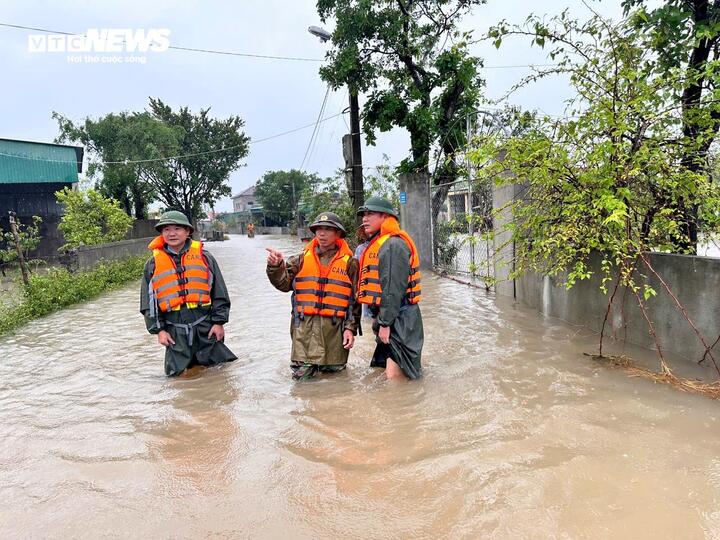 Trước diễn biến phức tạp của mưa lũ, Chủ tịch UBND tỉnh Hà Tĩnh Võ Trọng Hải đã có công điện gửi lãnh đạo các sở, ban, ngành, địa phương, giám đốc các công ty thủy lợi, nhà mạng,... về việc tập trung ứng phó với diễn biến của mưa, lũ, lũ quét, sạt lở đất.