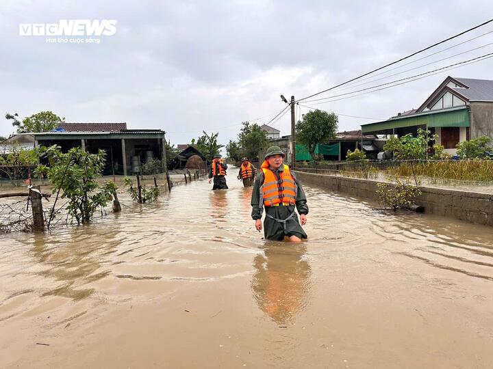 Trưa 1/11, lực lượng chức năng vẫn đang túc trực ở vùng ngập lụt, sẵn sàng sơ tán dân khi cần thiết.