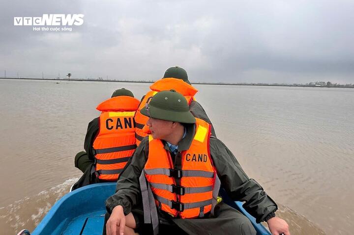 Nhiều khu vực ngập sâu hơn 2m.