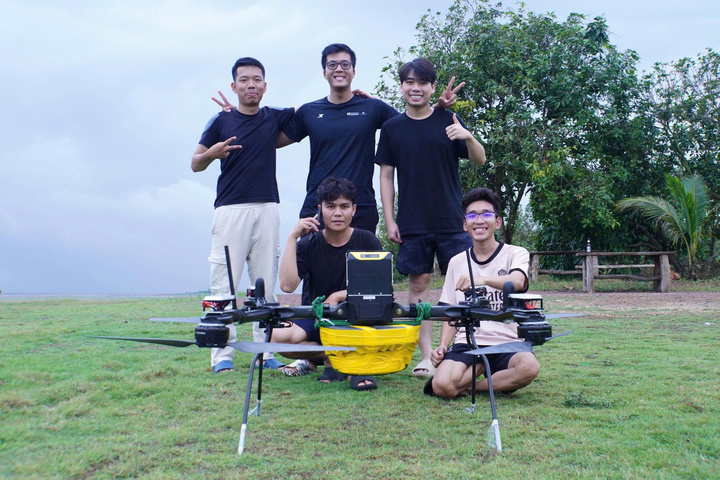 Thien och kollegor under 20 kg belastningstestet. (Foto: NVCC)