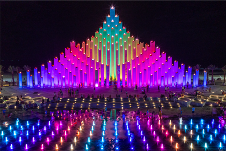 Tháp Tam Thắng được ví như “ngọn hải đăng mới” của Vũng Tàu, thu hút hàng nghìn lượt khách mỗi tối.