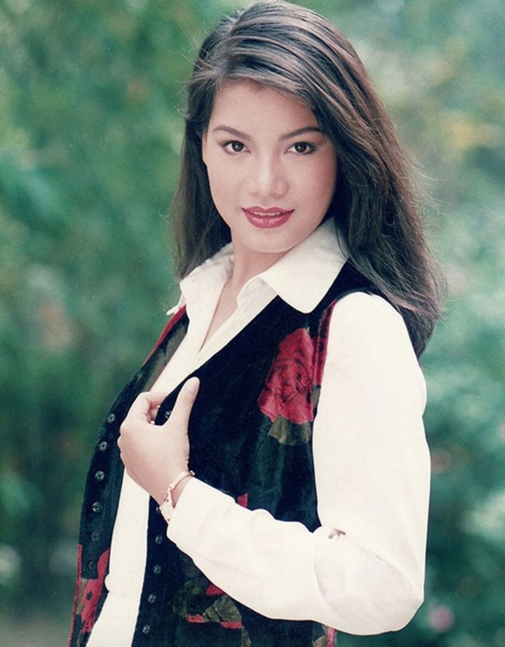 Ngoài đóng phim, cô còn trình diễn thời trang và ca hát. Cô từng giành giải Người mẫu ăn ảnh nhất cuộc thi