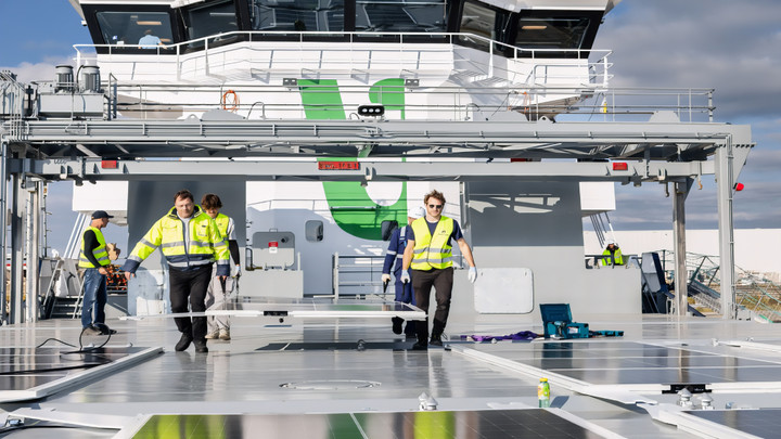 44 tấm Solar Flatrack được lắp đặt để cung cấp điện cho các hệ thống trên tàu. (Nguồn: Wattlab)