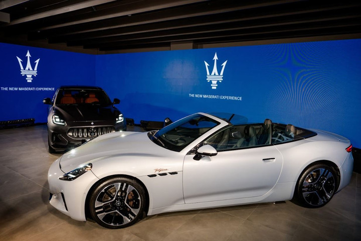 Bộ đôi xe điện Grecale Folgore (trái) và GranCabrio Folgore được giới thiệu tại Việt Nam.