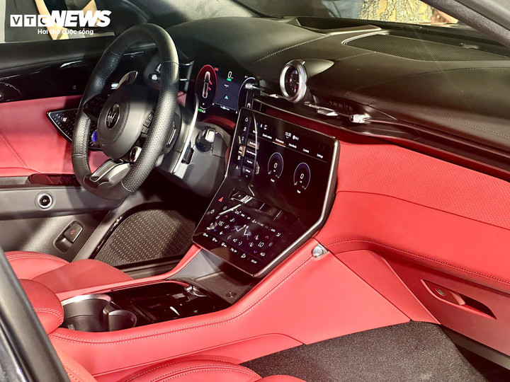 Xe hỗ trợ Apple CarPlay và Android Auto không dây, đồng thời được tích hợp trợ lý ảo Maserati Intelligent Assistant (MIA). (Ảnh: Mạnh Hùng)