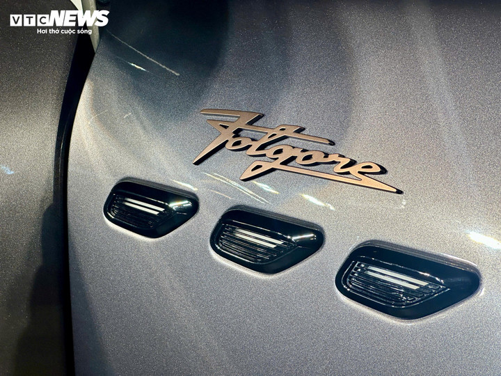 Thân xe có chữ "Folgore" định vị là mẫu xe thuần điện. (Ảnh: Mạnh Hùng)