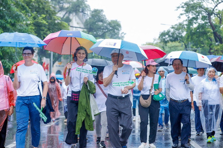 Các đại biểu và Nhân dân cùng nhau đi bộ trong Không gian phố đi bộ Hồ Gươm trong khuôn khổ sự kiện. (Ảnh: UNDP)