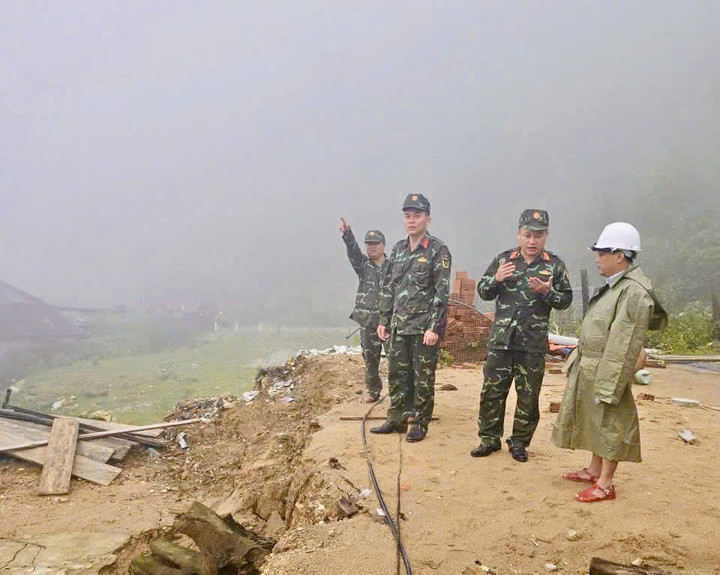 Lực lượng chức năng kiểm tra hiện trạng các vết nứt ở khu dân cư tổ 4.