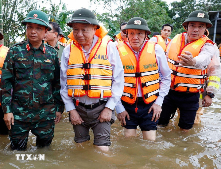 Tổng Bí thư Tô Lâm đến vùng bị chia cắt do mưa lũ tại thôn Khuông Phò Đông, xã Quảng Điền, Thành phố Huế. (Ảnh: Thống Nhất/TTXVN)