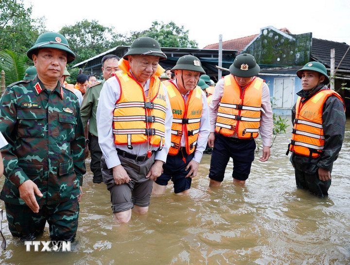 Tổng Bí thư Tô Lâm đến vùng bị chia cắt do mưa lũ tại thôn Khuông Phò Đông, xã Quảng Điền, Thành phố Huế. (Ảnh: Thống Nhất/TTXVN)