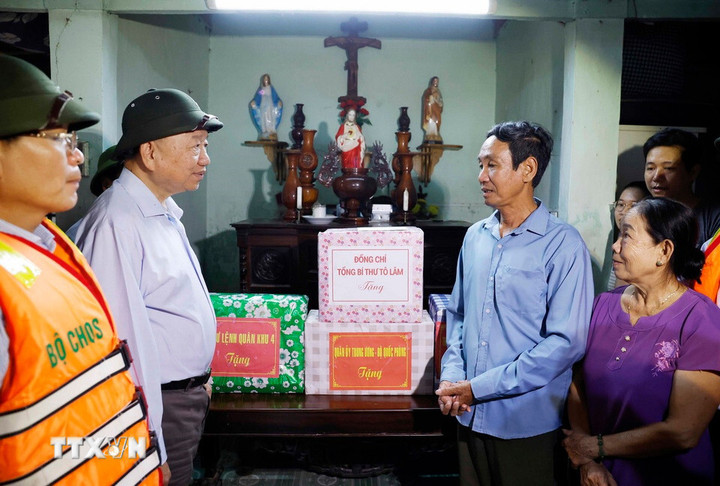 Tổng Bí thư Tô Lâm thăm hỏi và tặng quà cho người dân vùng bị chia cắt do mưa lũ tại thôn Khuông Phò Đông, xã Quảng Điền, Thành phố Huế. (Ảnh: Thống Nhất/TTXVN)