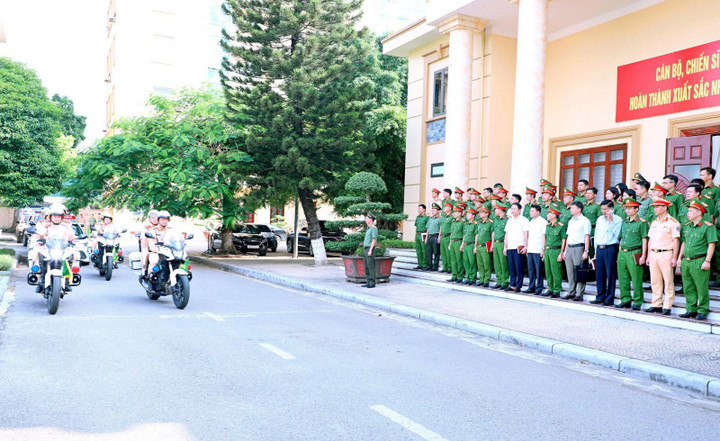 Hàng nghìn cán bộ, chiến sĩ cùng phương tiện, vũ khí, công cụ hỗ trợ được huy động tham gia diễu hành, biểu dương lực lượng, tạo khí thế mạnh mẽ, tấn công quyết liệt các loại tội phạm và hành vi vi phạm pháp luật.