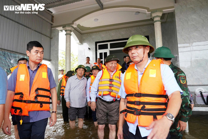 Tổng Bí thư Tô Lâm lội nước vào thăm nhà dân vùng "rốn lũ" ở xã Quảng Điền (TP Huế)